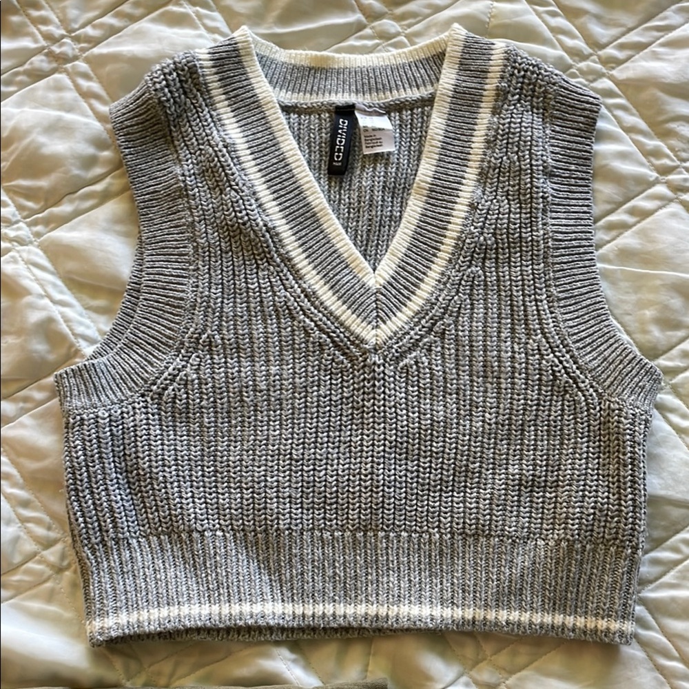H&M Divided Gray and White Knit Vest
